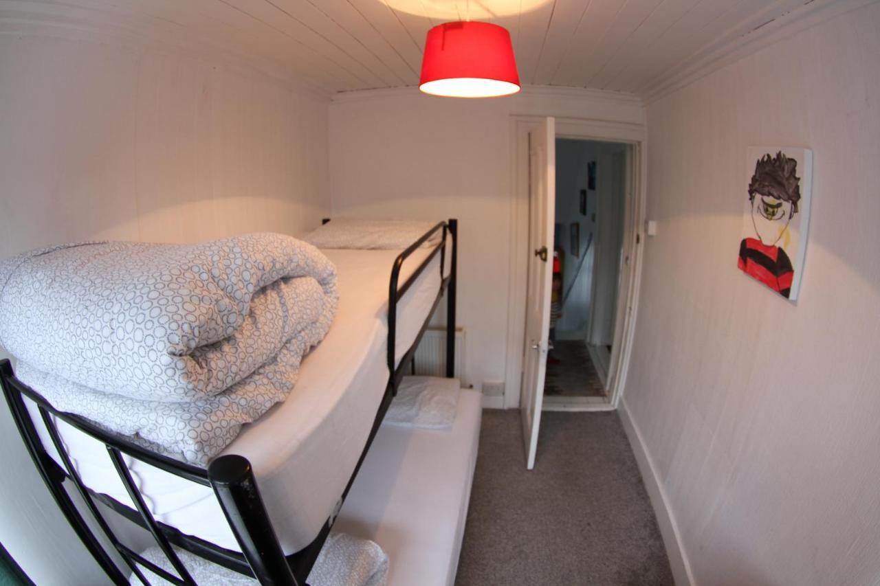 The Boathouse Lodge Hostel 번드런 외부 사진
